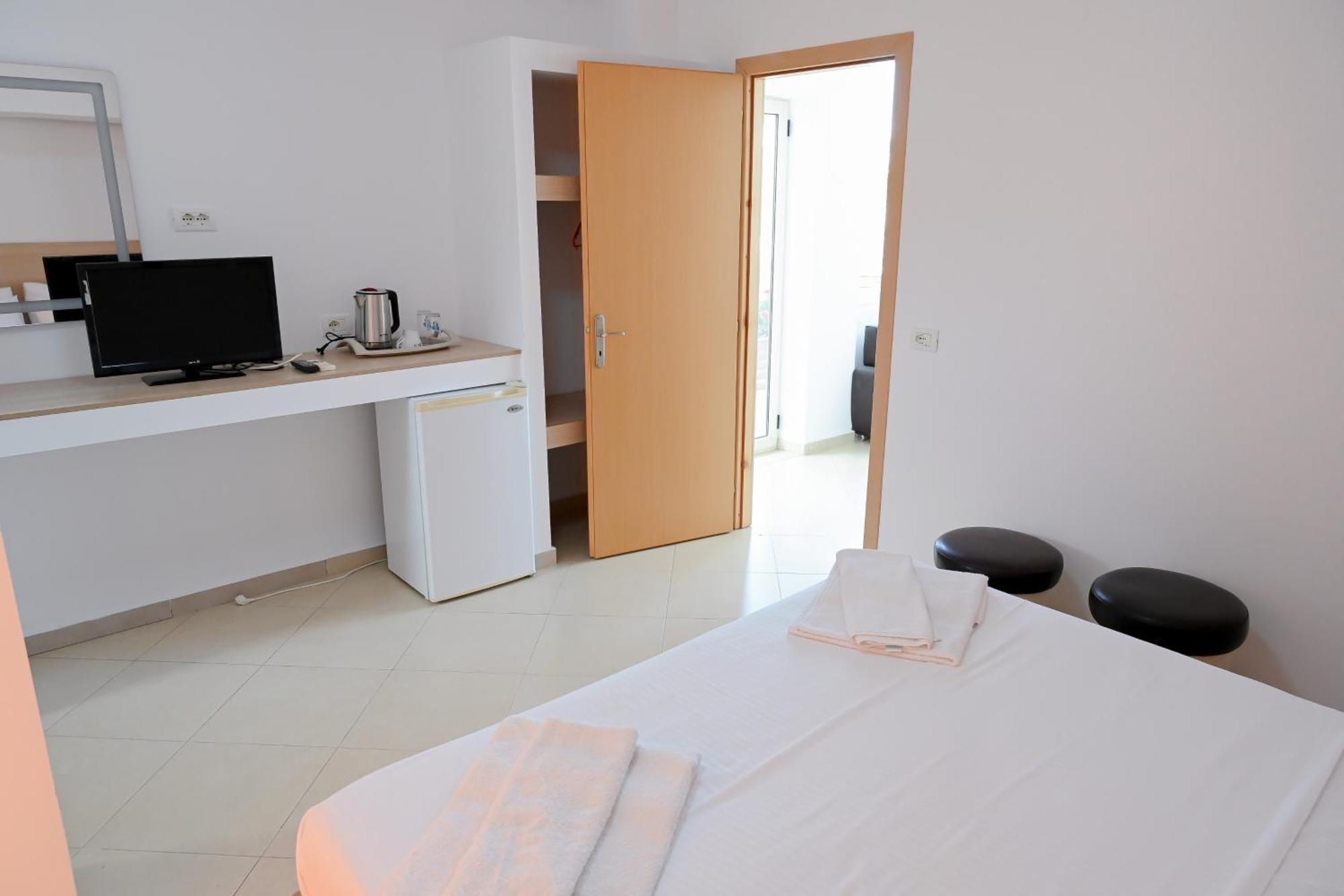 Hotel Kriti Max , Shengjin Shëngjin Eksteriør billede