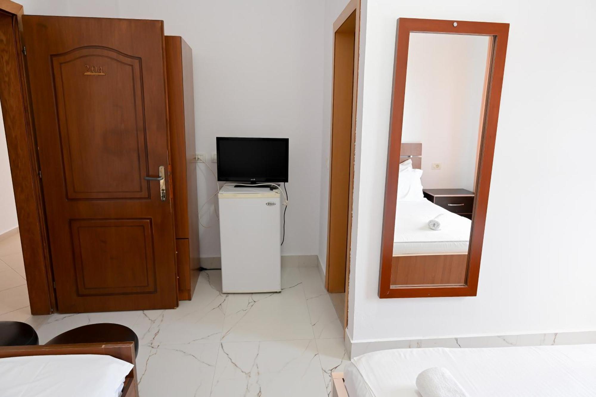 Hotel Kriti Max , Shengjin Shëngjin Eksteriør billede
